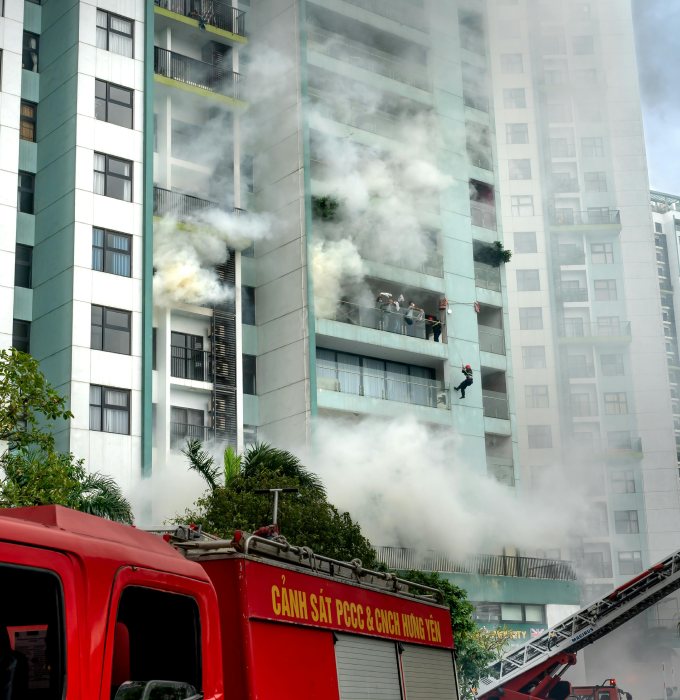 High Rise Fire Smoke Damage East Tennessee Heavy smoke pouring from an apartment building fire, the kind of smoke damage Patriot Restoration repairs in East Tennessee
